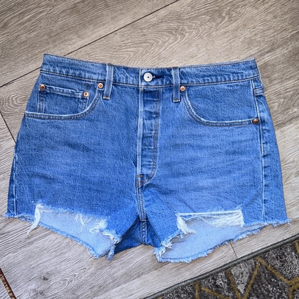 Levi’s Frayed 501 cotton shorts - Picture 2 of 5